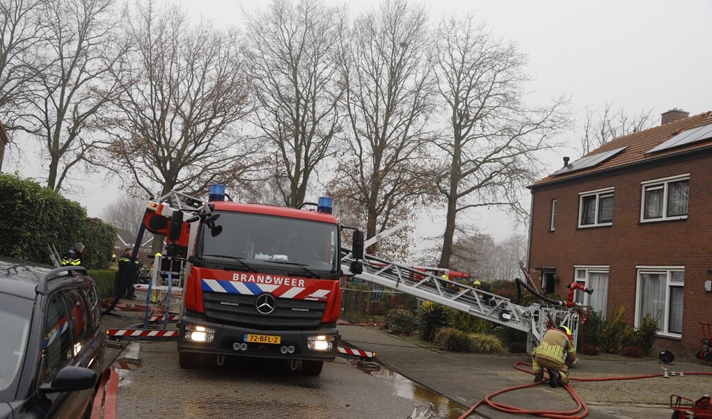 De brandweer rukte uit voor een zolderbrand in Oostrum.