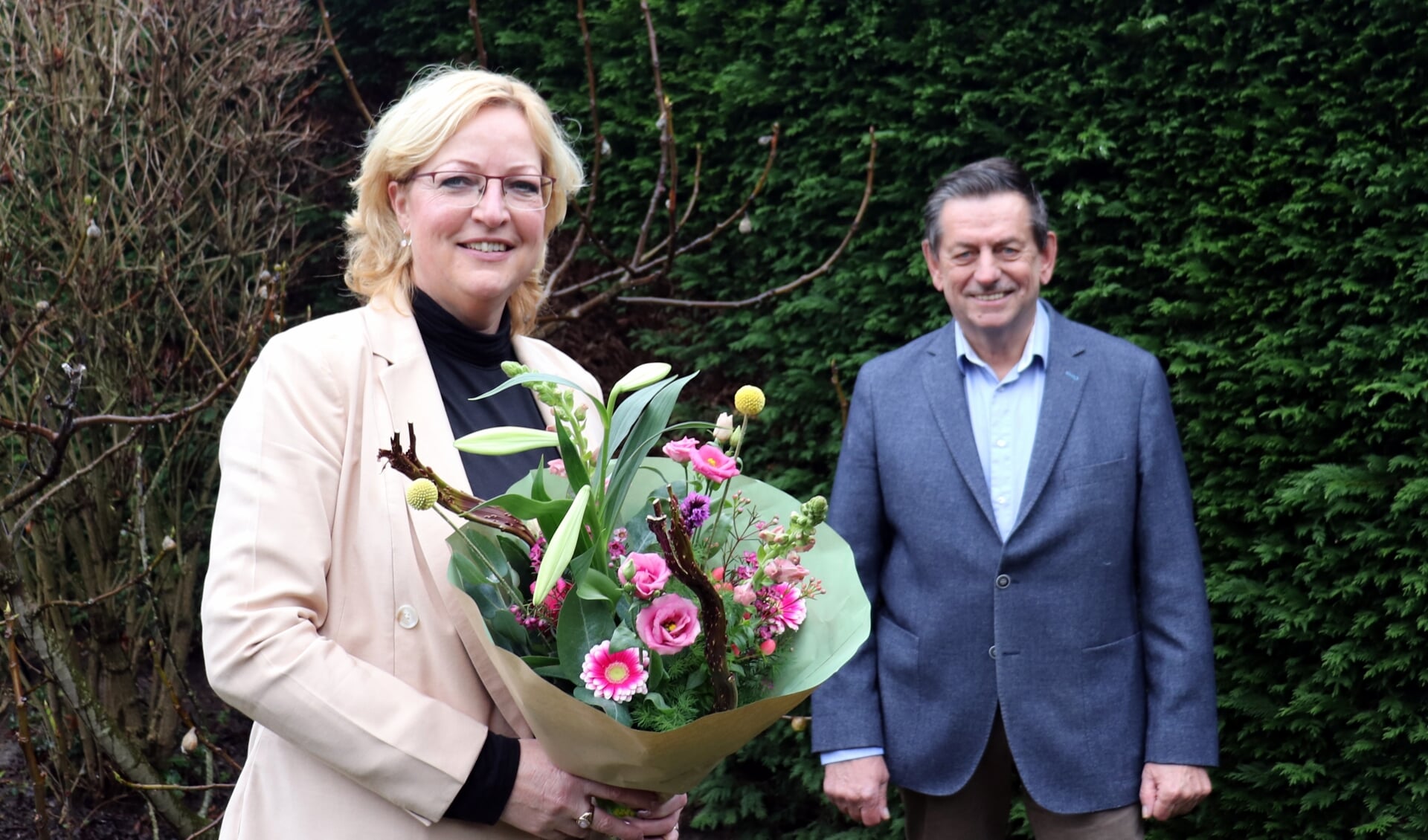 Bloemen voor Claudia uit handen van PK voorzitter Eric Dilweg