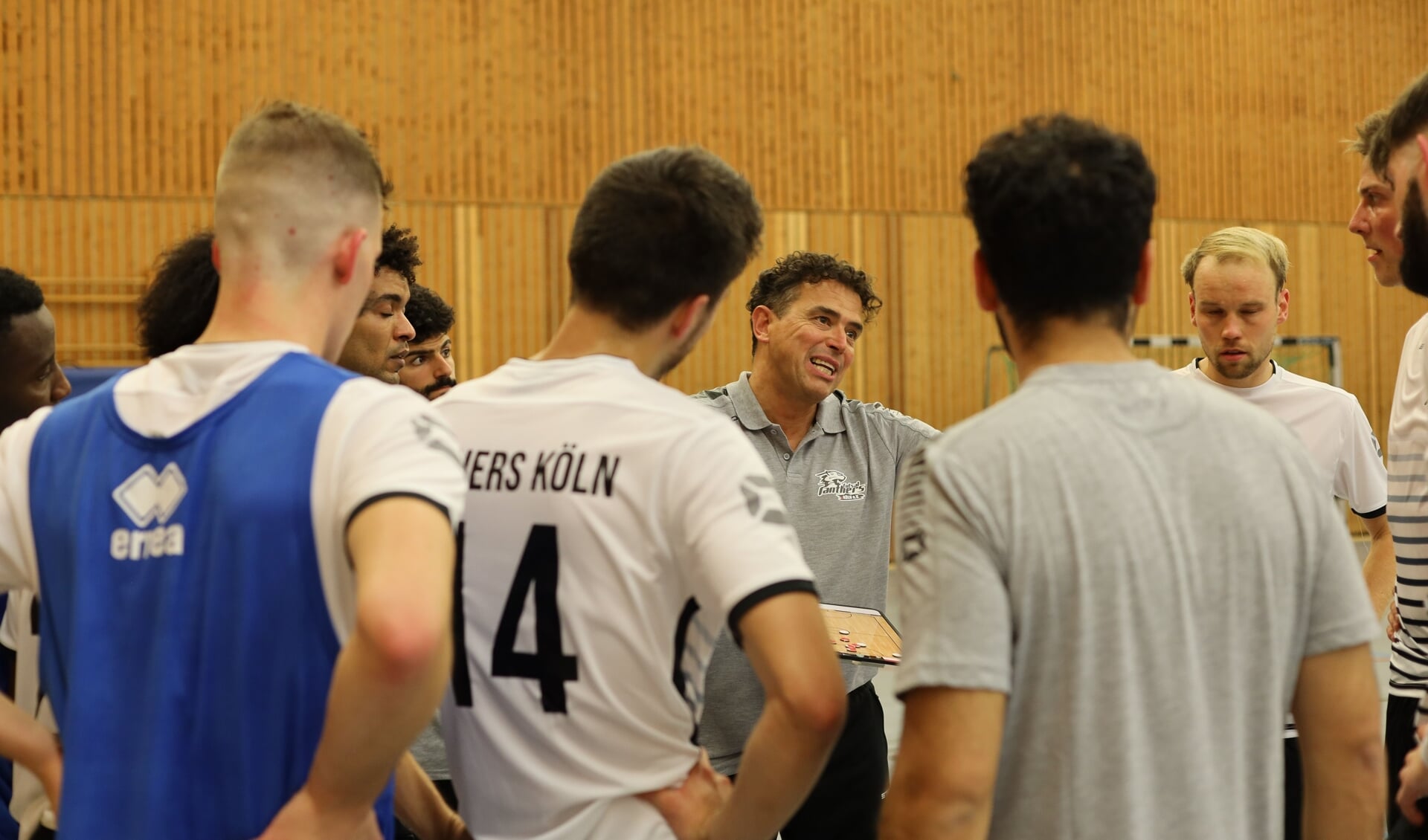 Jos van Gerven coacht zijn team Futsal Panters tijdens een time-out. 