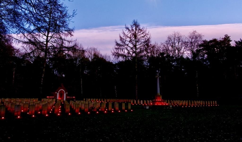 Dit jaar worden er naast lichtjes ook kaarsjes geplaatst op de begraafplaats in Overloon. 