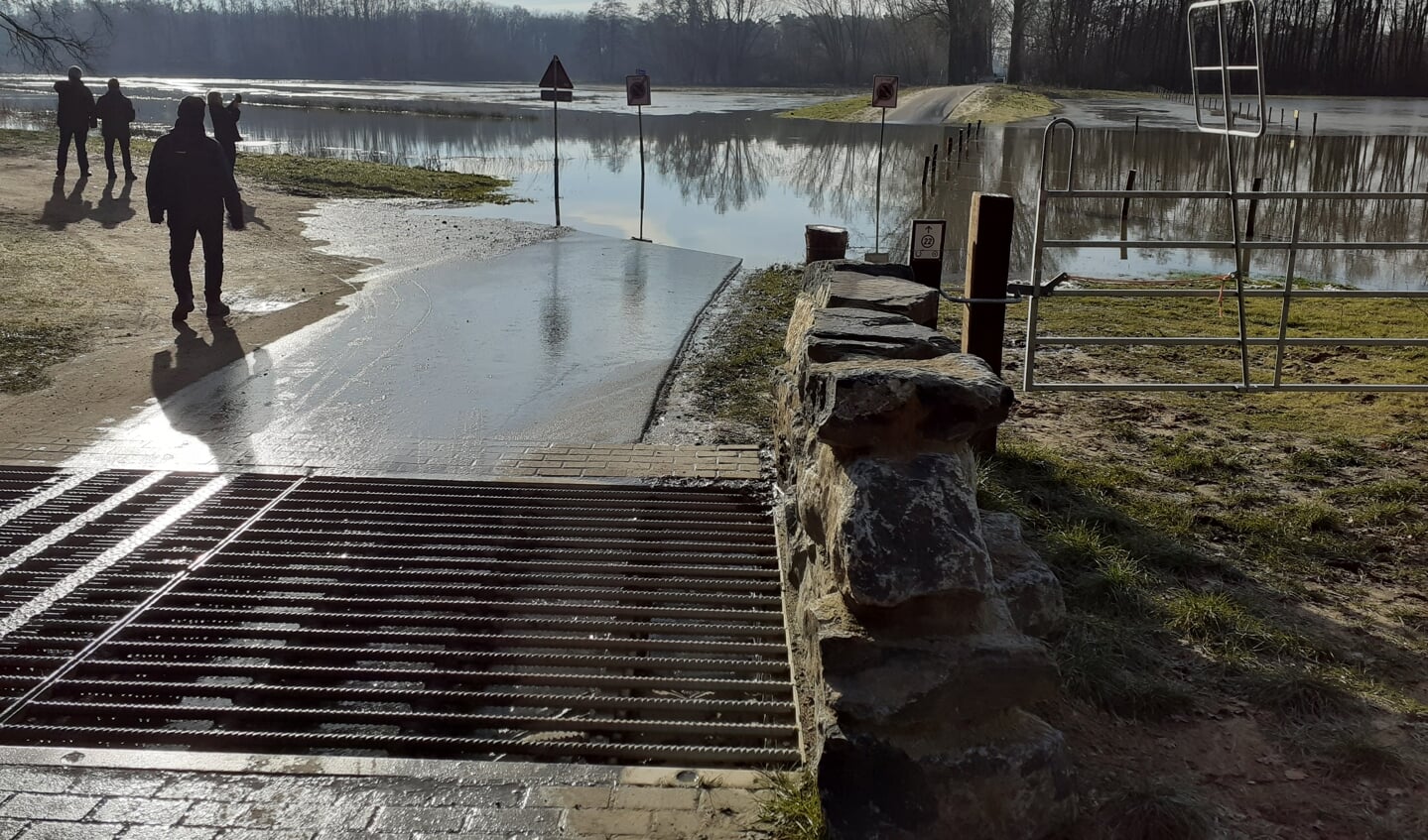De weg is afgesloten tussen Roekenbosch en Megelsum.