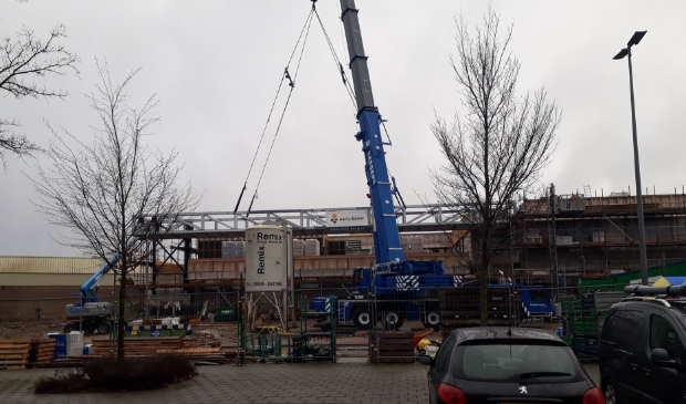 Met het optakelen en het plaatsen van de luifel werd het hoogste punt bereikt