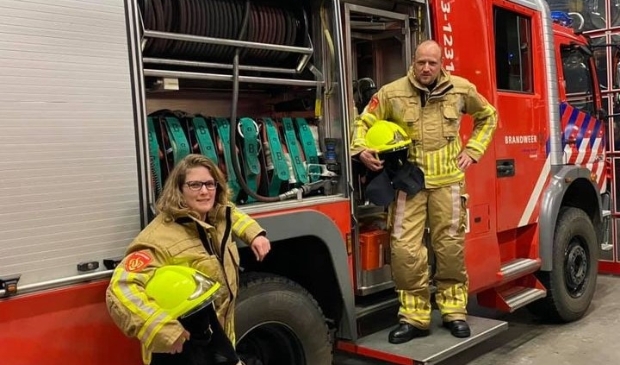 Marieke en Wouter in hun uitrukpakken zijn er klaar voor.