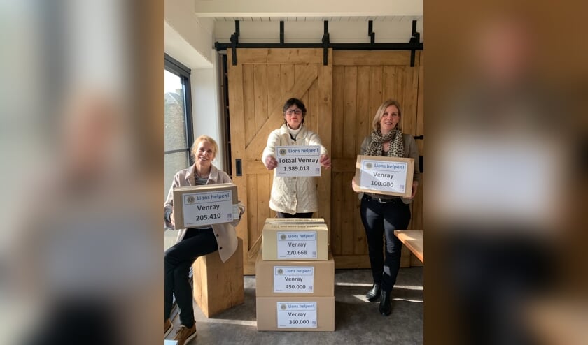 <p>Irma Vissenberg, Anita Bijvoet en Ine Linssen tonen namens Lions Club Venray Peelparel het resultaat.</p>