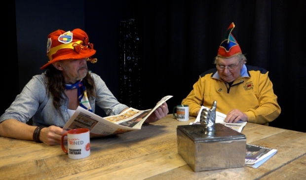 Carnaval in het land, Toon en Fred lezen de krant ...