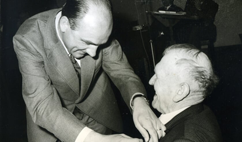 <p>De 1000ste foto: B. Mars speldt Peter Derks de bronzen medaille van CCB op.</p>