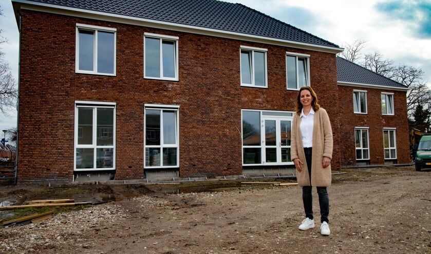 <p>Suzan Jeuken bij het Rooyhuis, de spiksplinternieuwe locatie van Dagelijks Leven, in Venray.</p>