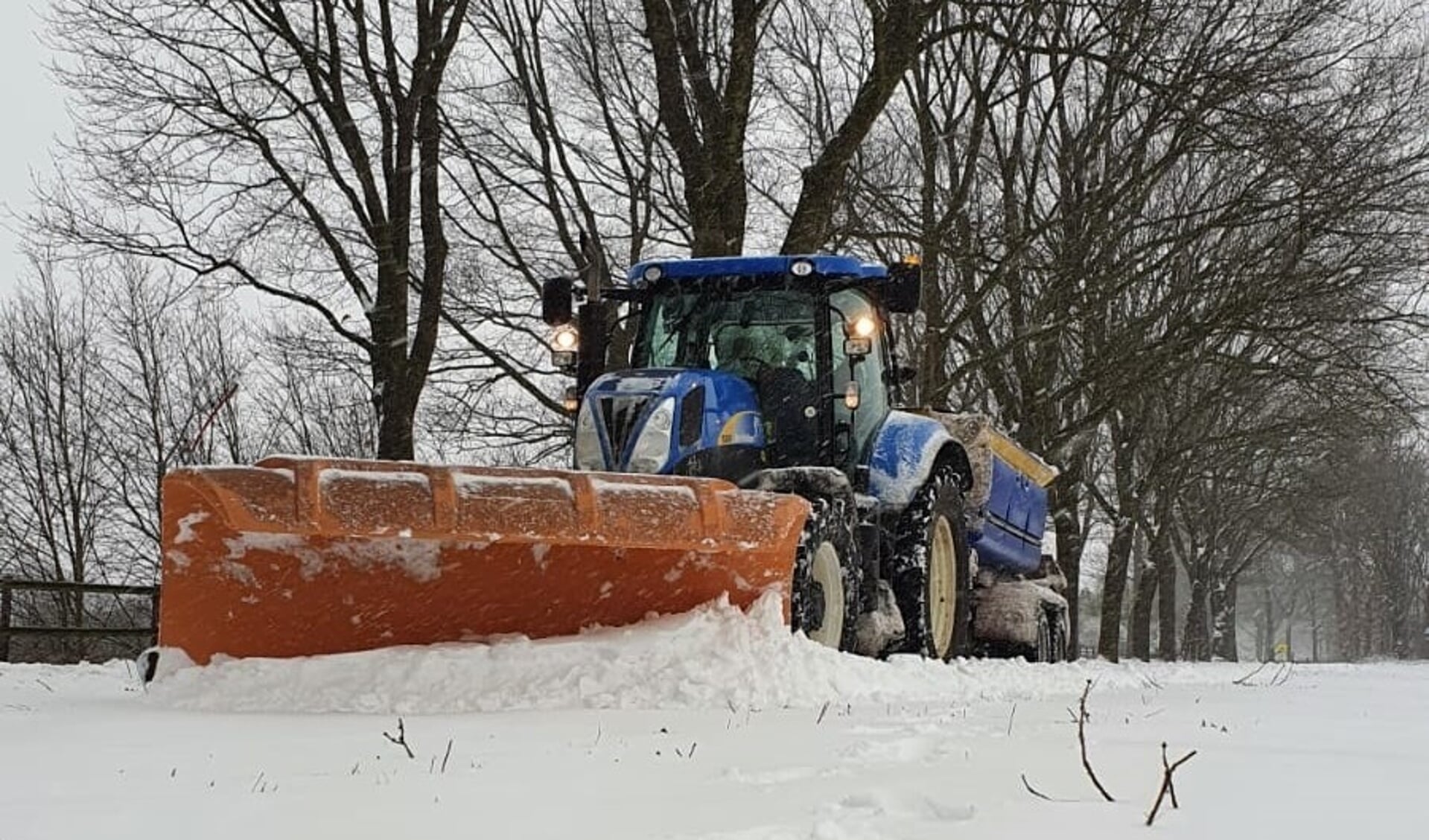 Met veel inspanning wordt er gewerkt om doorgaande wegen sneeuw- en ijsvrij te maken