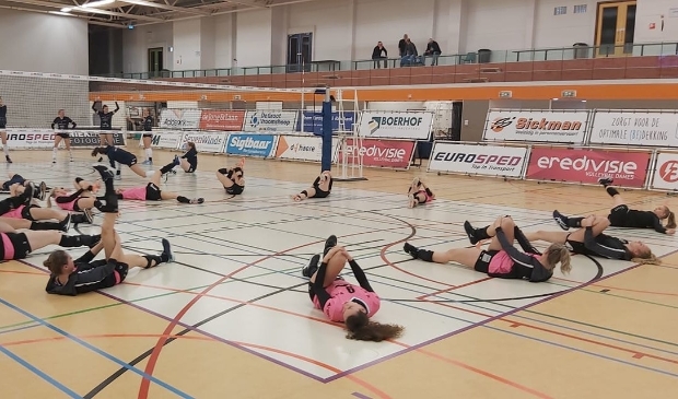 De meiden van Fast bezig met hun warming-up
