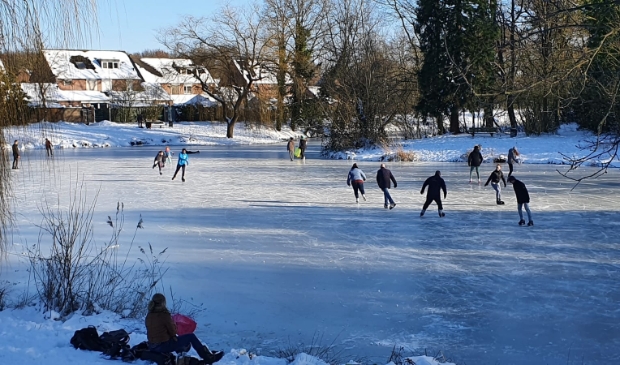 Schaatsplezier op de vijver in Nieuw Bergen