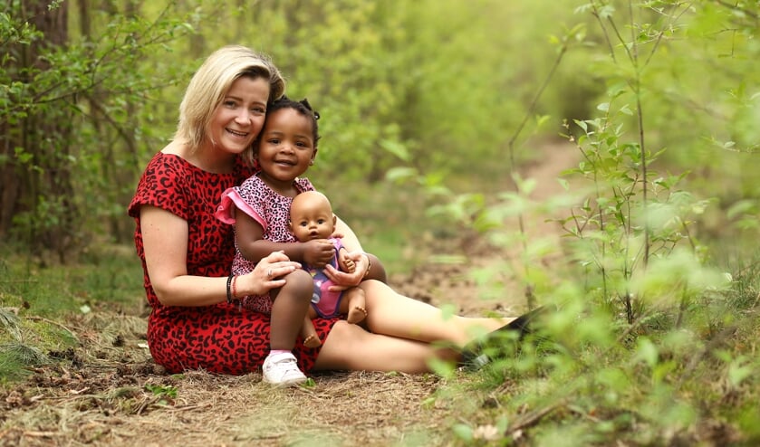 <p>Adoptieouder Susan Janssen met haar dochter Palesa. </p>