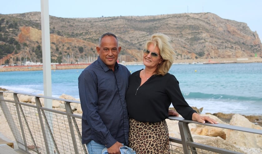 <p>Monique Blom-Koolen met haar man Olaf aan de Costa Blanca.</p>