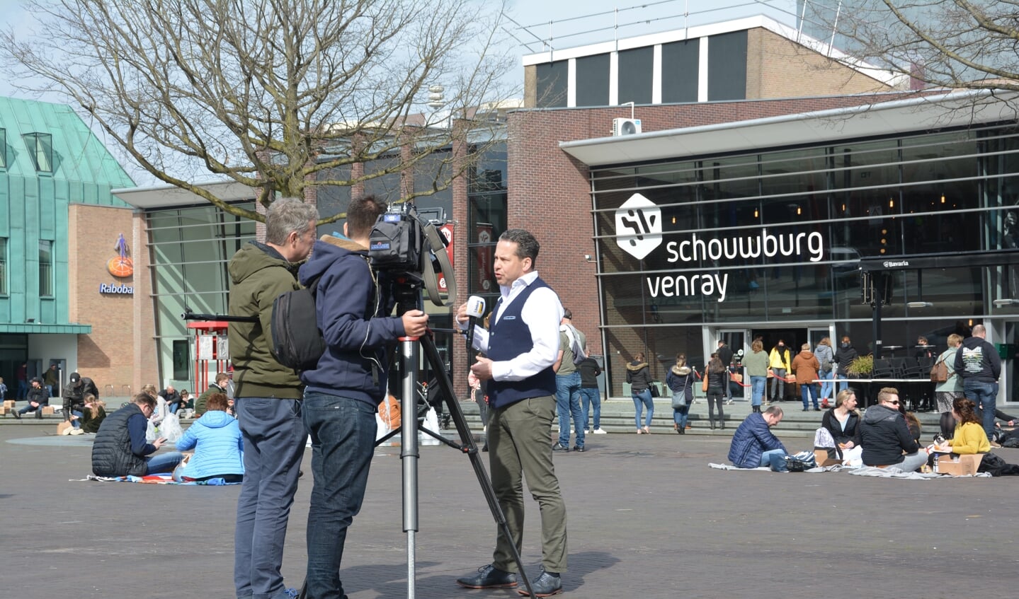 Gijs Schapendonk zondagmiddag voor de camera van de provinciale omroep L1.