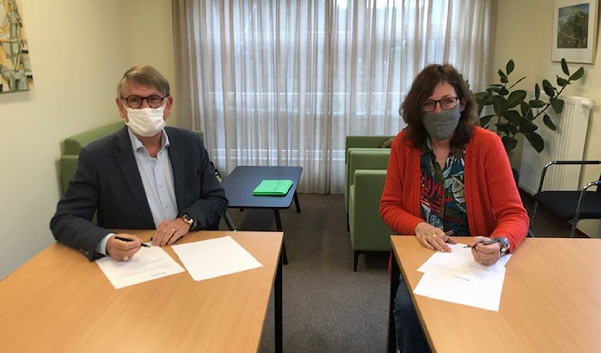Joke Abbring, nieuwe bestuurder Wonen Vierlingsbeek. Links: Paul Nouwen, voorzitter RvC.