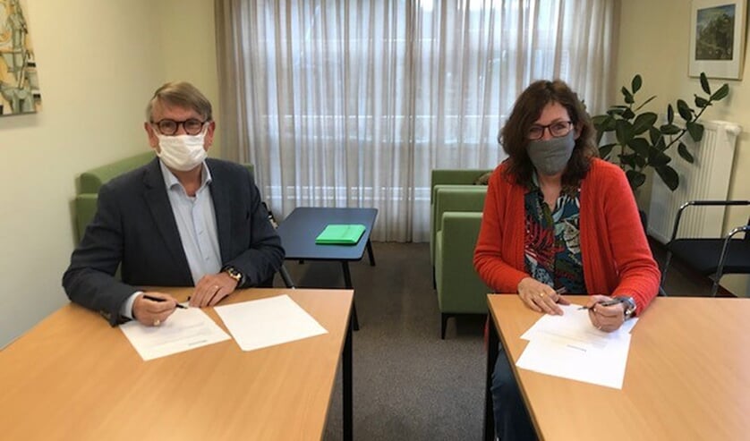 <p>Joke Abbring, nieuwe bestuurder Wonen Vierlingsbeek. Links: Paul Nouwen, voorzitter RvC.</p>
