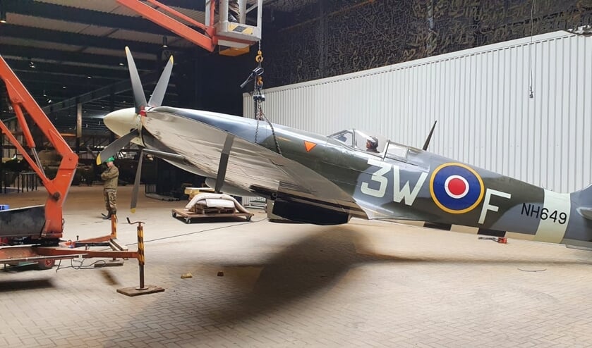 <p>De Spitfire wordt verplaatst. </p>