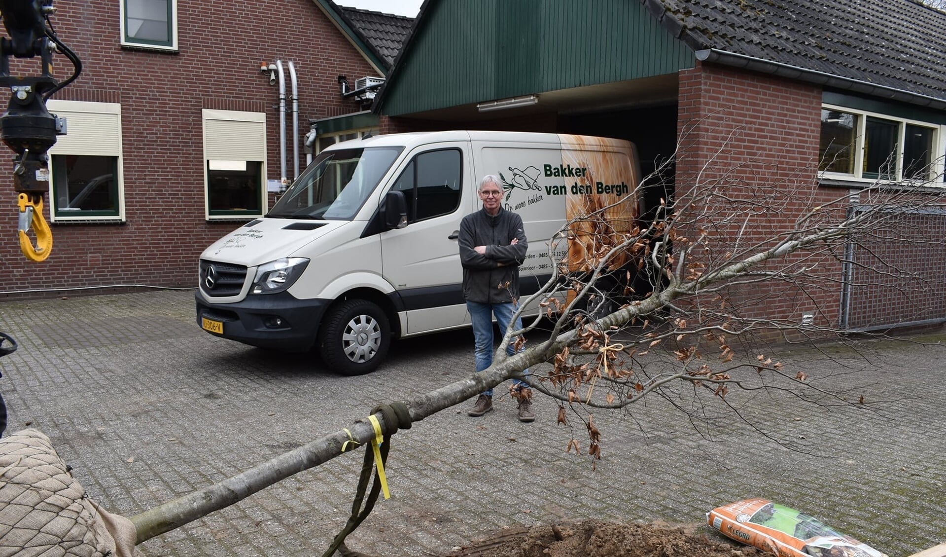 Bakker van den Bergh gelukkig met zijn nieuwe boom
