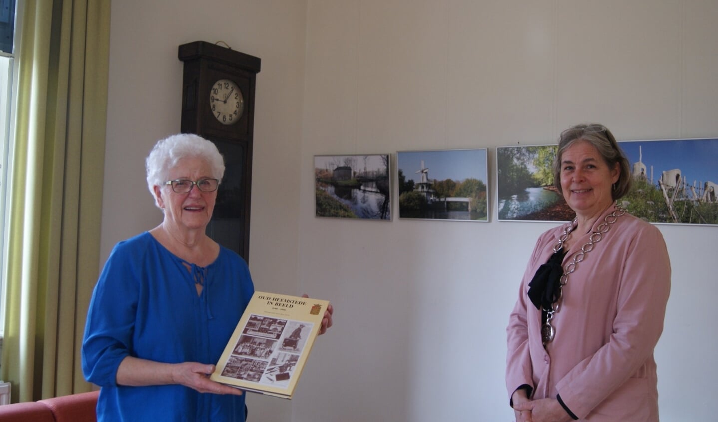 Ria Guldemond toont trots het boek 'Een eeuw Heemstede'. Rechts burgemeester Astrid Nienhuis.  