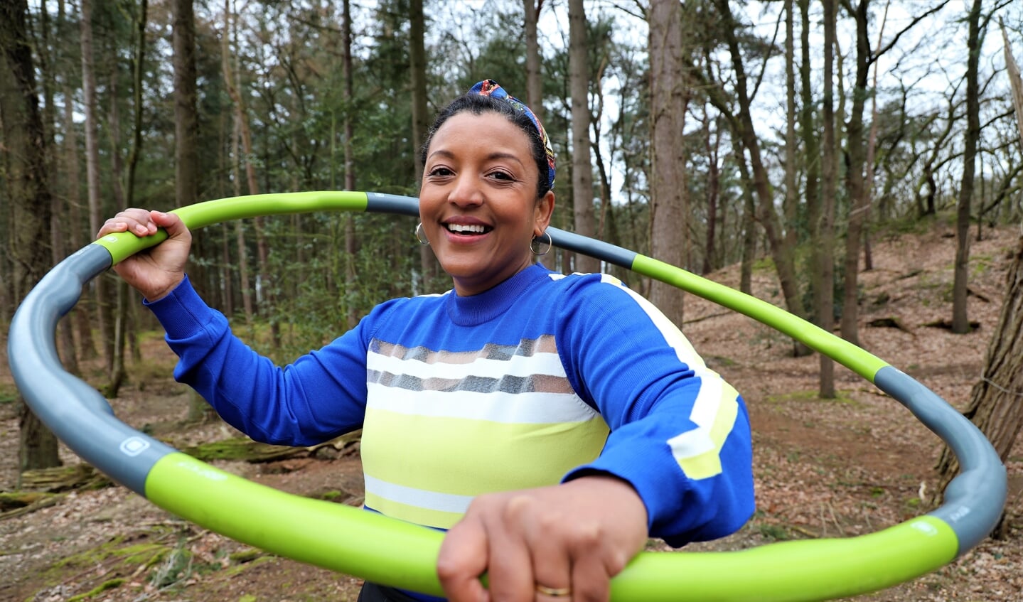 Katty Cathalina straalt tijdens een workout hoelahoep.