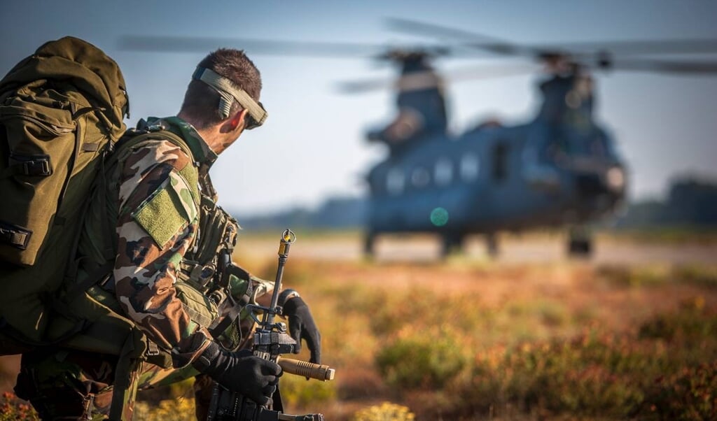 Luchtmobiele eenheden ondersteunen helikopters in hun training en vliegbewegingen.