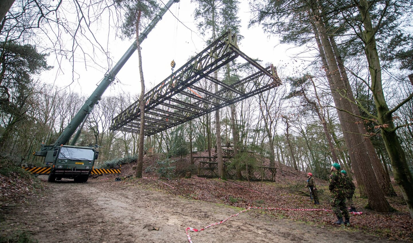 Het hijsen van de Baileybrug.