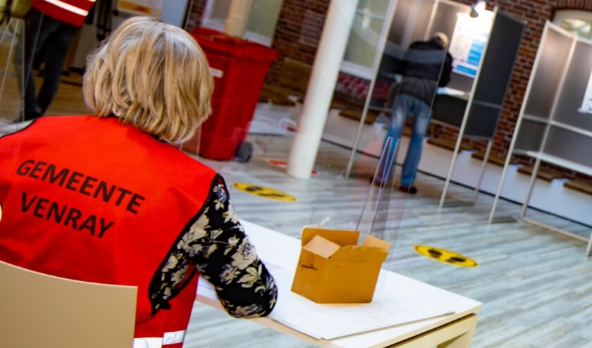 <p>Een blik in het stembureau in het Venrayse gemeentehuis. </p>