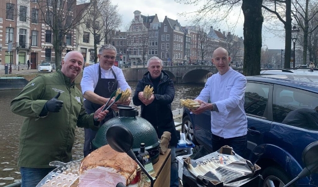 René Brienen met zijn onafscheidelijke Green Egg op bezoek bij Huub Stapel