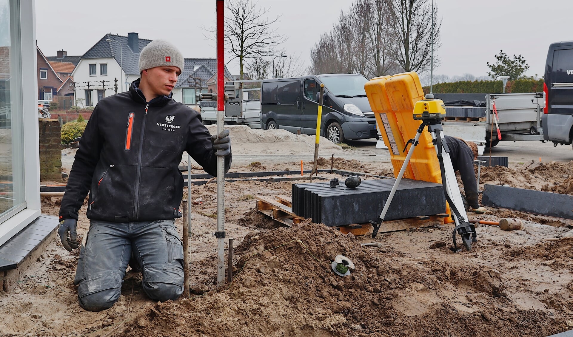 SV Venray-aanvaller Niek Versteegen was deze week druk een tuinproject in Wanssum.