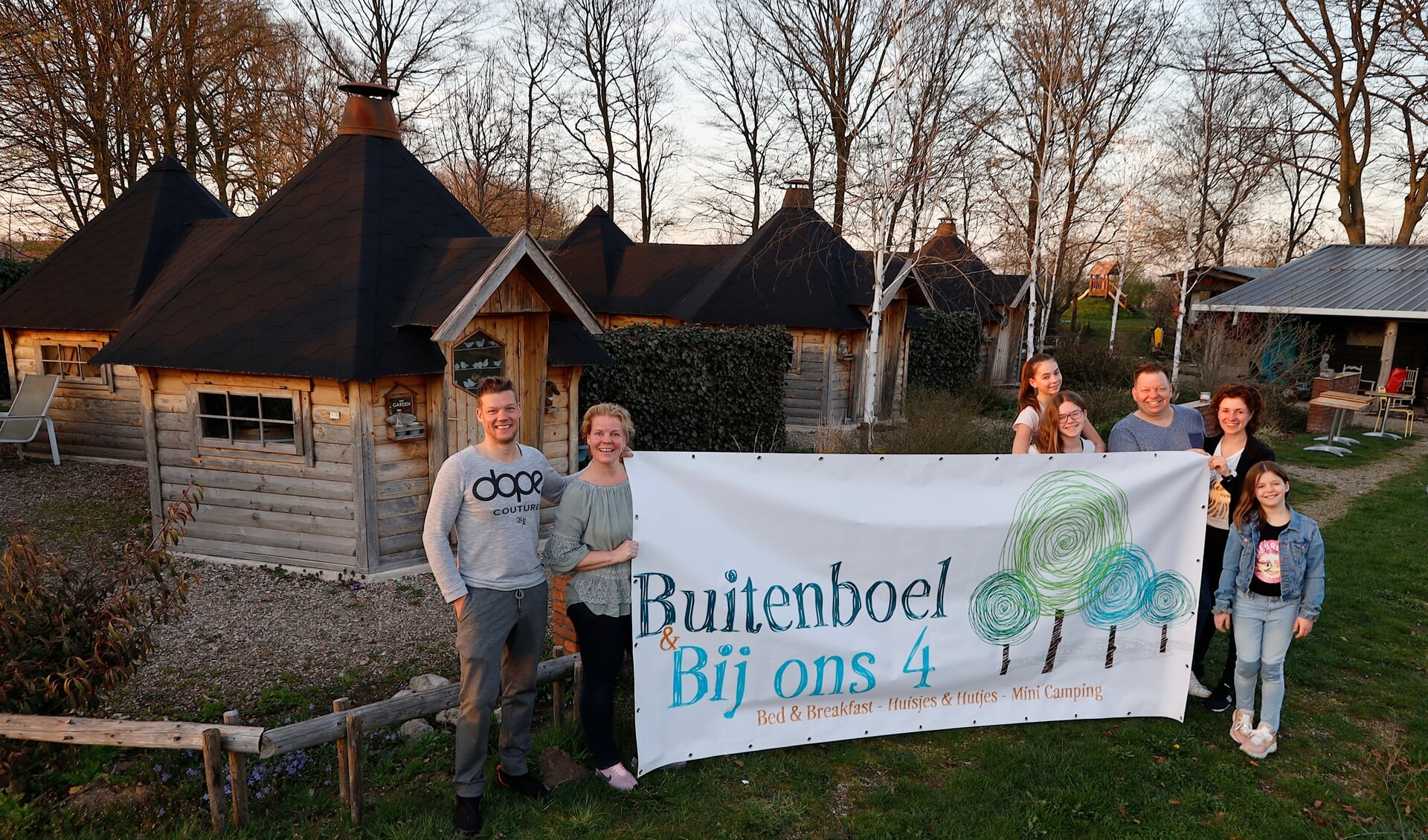 Roel en Brigitte (links) met Coen, Cindy en hun kinderen Isa, Bo en Roos bij de Finse kota's.