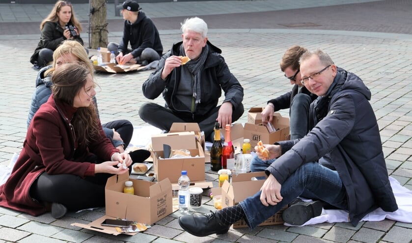 <p>Het was zondagmiddag genieten op de Grote Markt in Venray.</p>