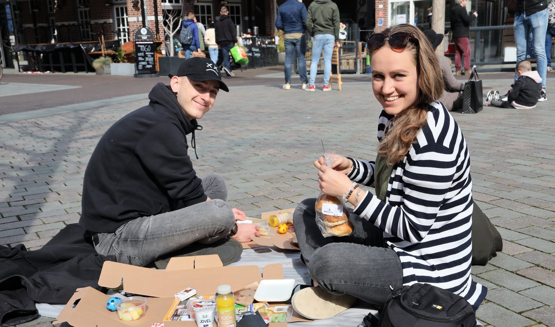 Ook Mirthe en Tim genoten zondag van een heerlijke picknick op de Grote Markt.