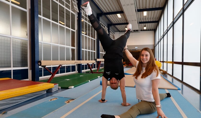 <p>Amy van Broekhoven (rechts) en Jaimy Claessens hopen snel weer te kunnen trainen in de zaal.</p>