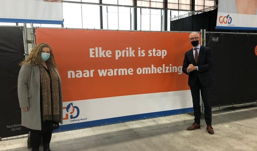 <p>Wethouder Anne Thielen en burgemeester Luc Winants in de vaccinatielocatie in Venray. </p>