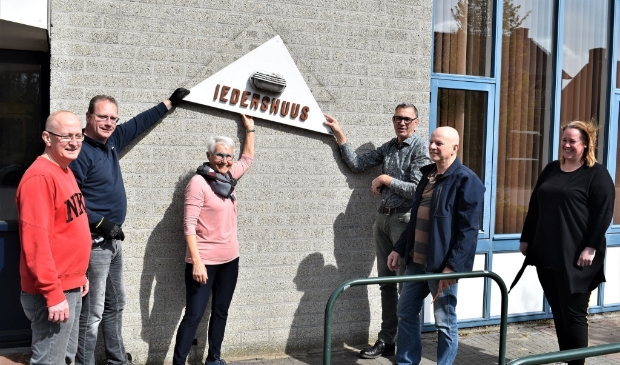 Het stichtingsbestuur van Iedershuus met vlnr Cor Trum, Bas Artz, Anneke Heijligers, Lukas Wolters, Jan Buddiger en Saskia Kamps