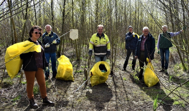 <p>De vrijwilligers uit Afferden met zakken vol verzamelde afval</p>