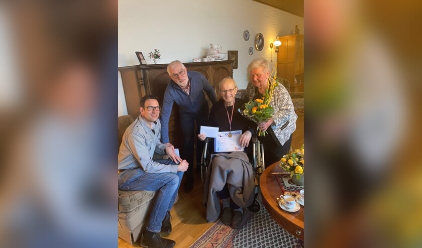 <p>Wim van Osch werd vanwege zijn 75-jarig jubileum bij harmonie Sint Catharina in het zonnetje gezet. </p>