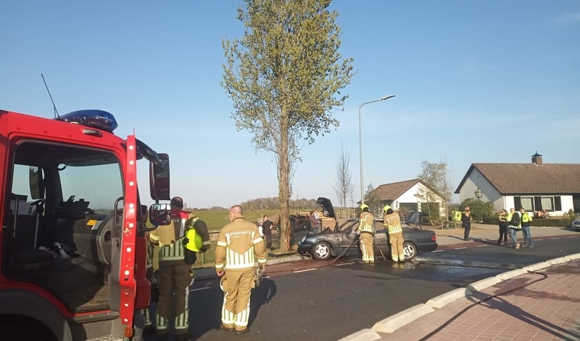 <p>De brandweer aan het werk op de Ooijenseweg. </p>