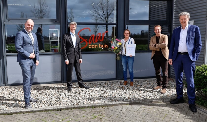 <p>Claudia Keijsers wordt in de bloemetjes gezet. </p>