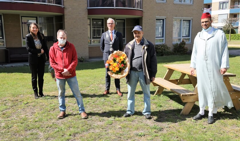 <p>Brahim Ait-El Haj onder meer samen met zijn buurman Tom Bakker en burgemeester Luc Winants.</p>