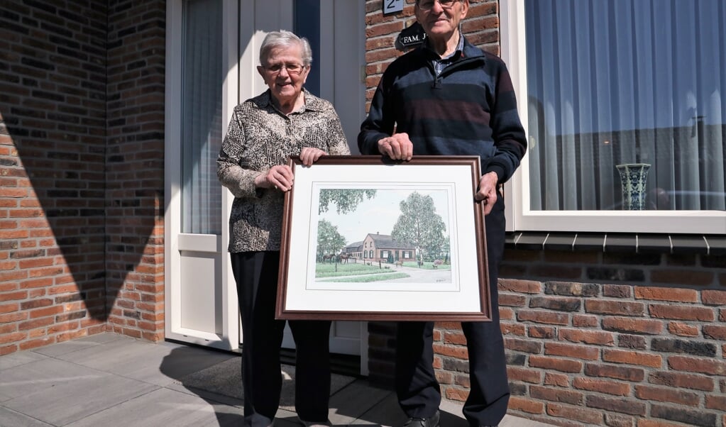 Hub en Mie Janssen hebben een prominent schilderij van hun boerderij in Wanssum.