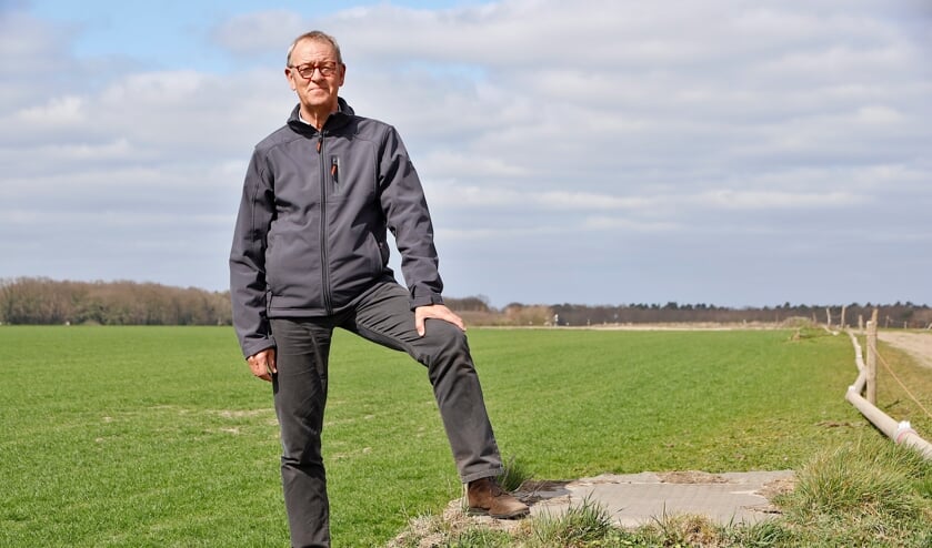 <p>Joof Teeuwen bij 'grasfalt' in de buurt van zijn woonplaats Oostrum. </p>