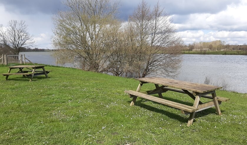 <p>De picknicktafels aan de Maas bij Blitterswijck. </p>