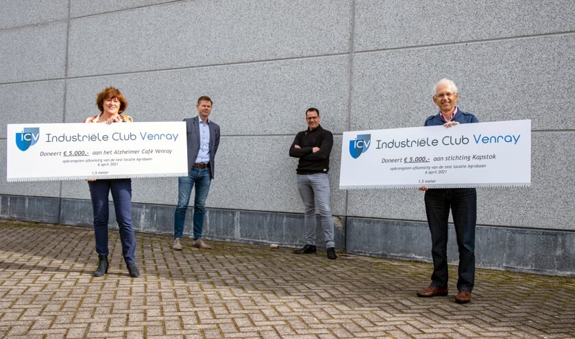 <p>Joke Halmans, Martijn Herder, Edwin Keijsters en Toon Theeuwen (v.l.n.r.) stralen tijdens de overhandiging van de cheques.</p>
