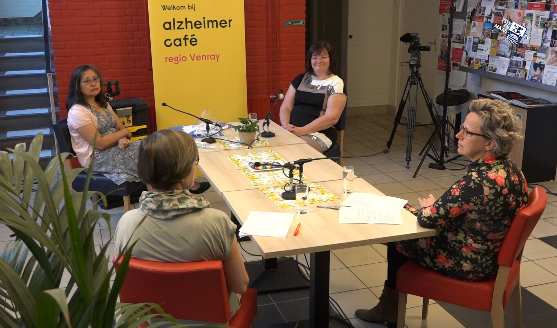 Een beeld van een eerdere tv-opname van het Alzheimer Café. 