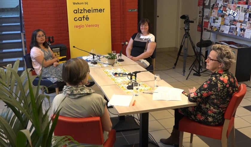 <p>Een beeld van een eerdere tv-opname van het Alzheimer Café. </p>
