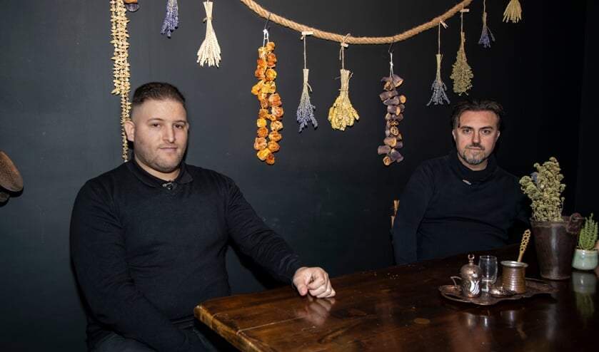 <p>Oussama Tajjiou (links) en Hakan Ortak zijn in die tien jaar ook bevriend geraakt.</p>