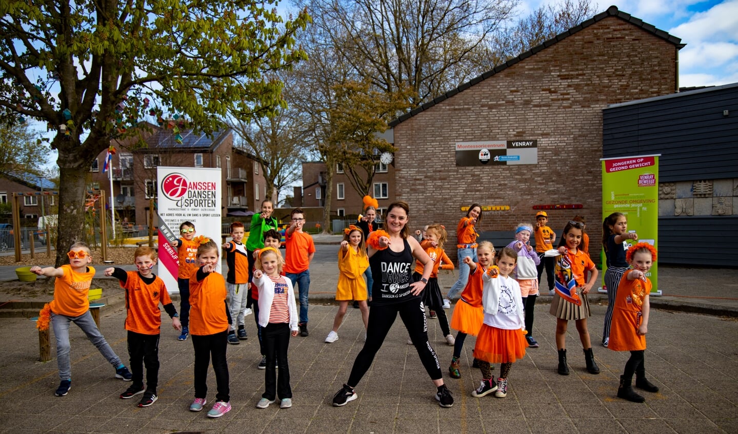 De groep kinderen danste vol enthousiasme onder leiding van Jorianne Janssen.