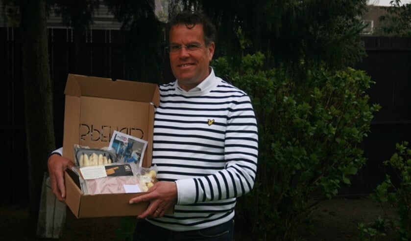 <p>Lions-president Rutger van Dooren met de ‘aspergebox’ voor het goede doel.</p>