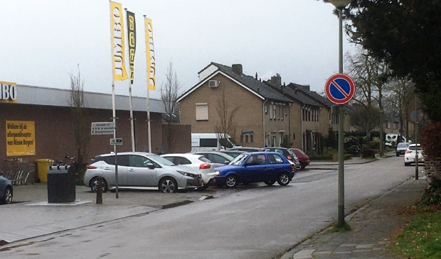 Borden bekrachtigen het parkeerverbod bij de Jumbo in Nieuw Bergen
