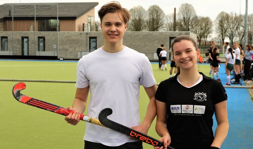 <p>Pepijn Wentink (links) en Pleun Vollenberg hebben hockeyen als uitlaatklep in coronatijden.</p>